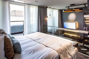 Ropa de cama hipoalergénica y caja de seguridad en la habitación