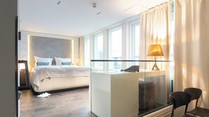 A modern hotel room with a bed, a desk, and a chair. - Klaus K Hotel (Helsinki)