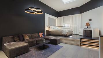 Sky Suite | Hypo-allergenic bedding, in-room safe, soundproofing, iron/ironing board