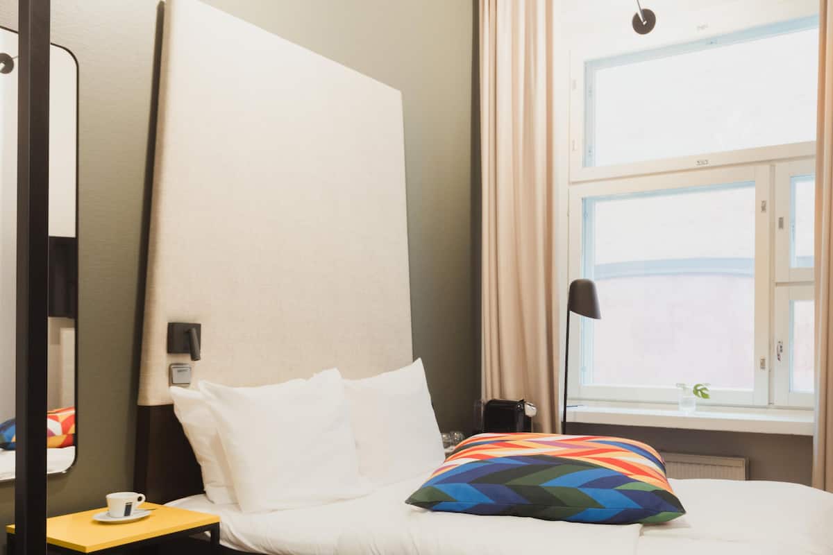 Mini (One Single Bed)