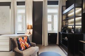 Sky Studio | Ropa de cama hipoalergénica, caja fuerte, sistema de insonorización