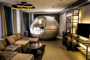 Sky Suite | Ropa de cama hipoalergénica, caja fuerte, sistema de insonorización