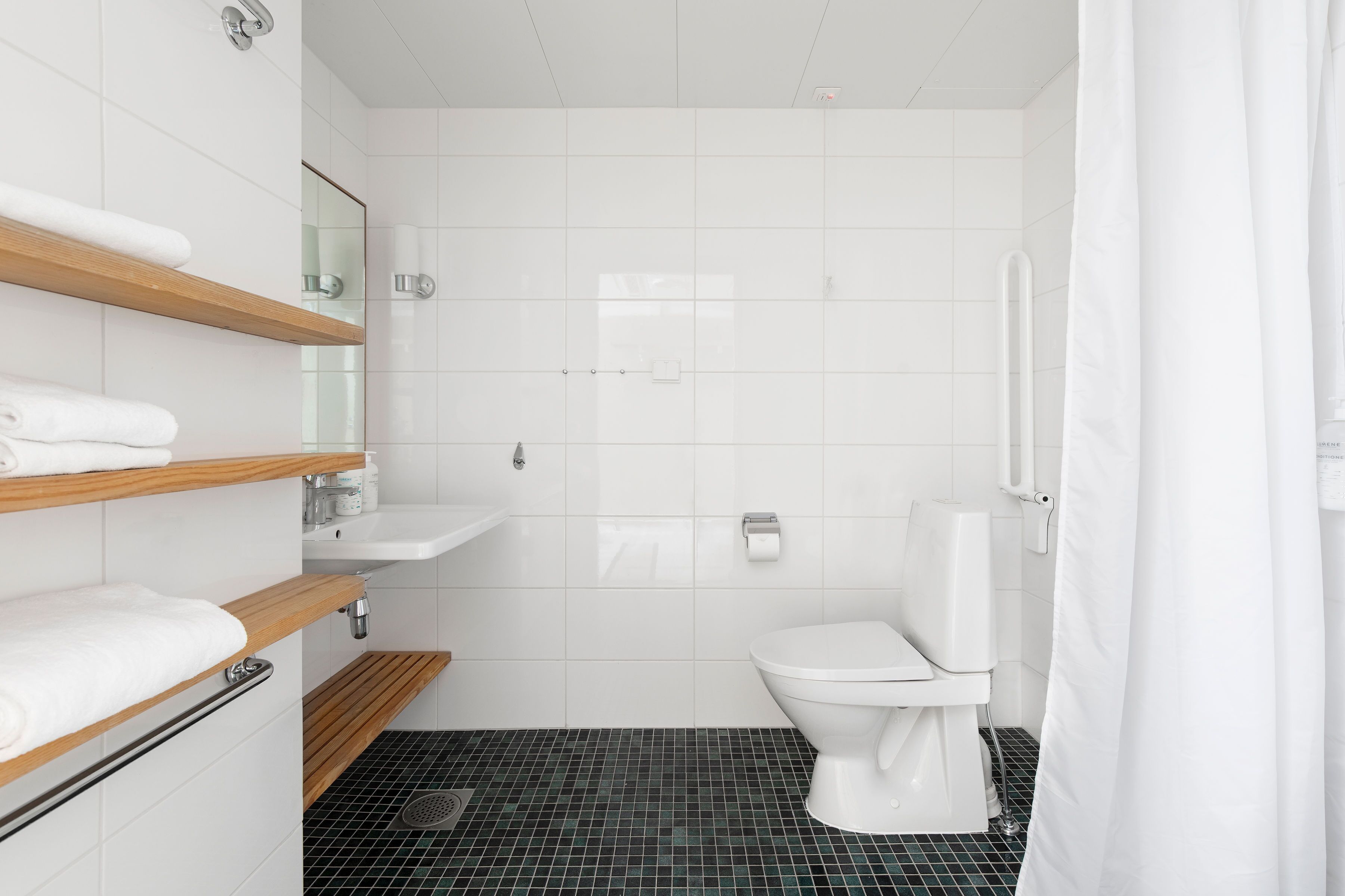 standard twin room, mobility accessible | bathroom | free toiletries, hair dryer, bidet, towels