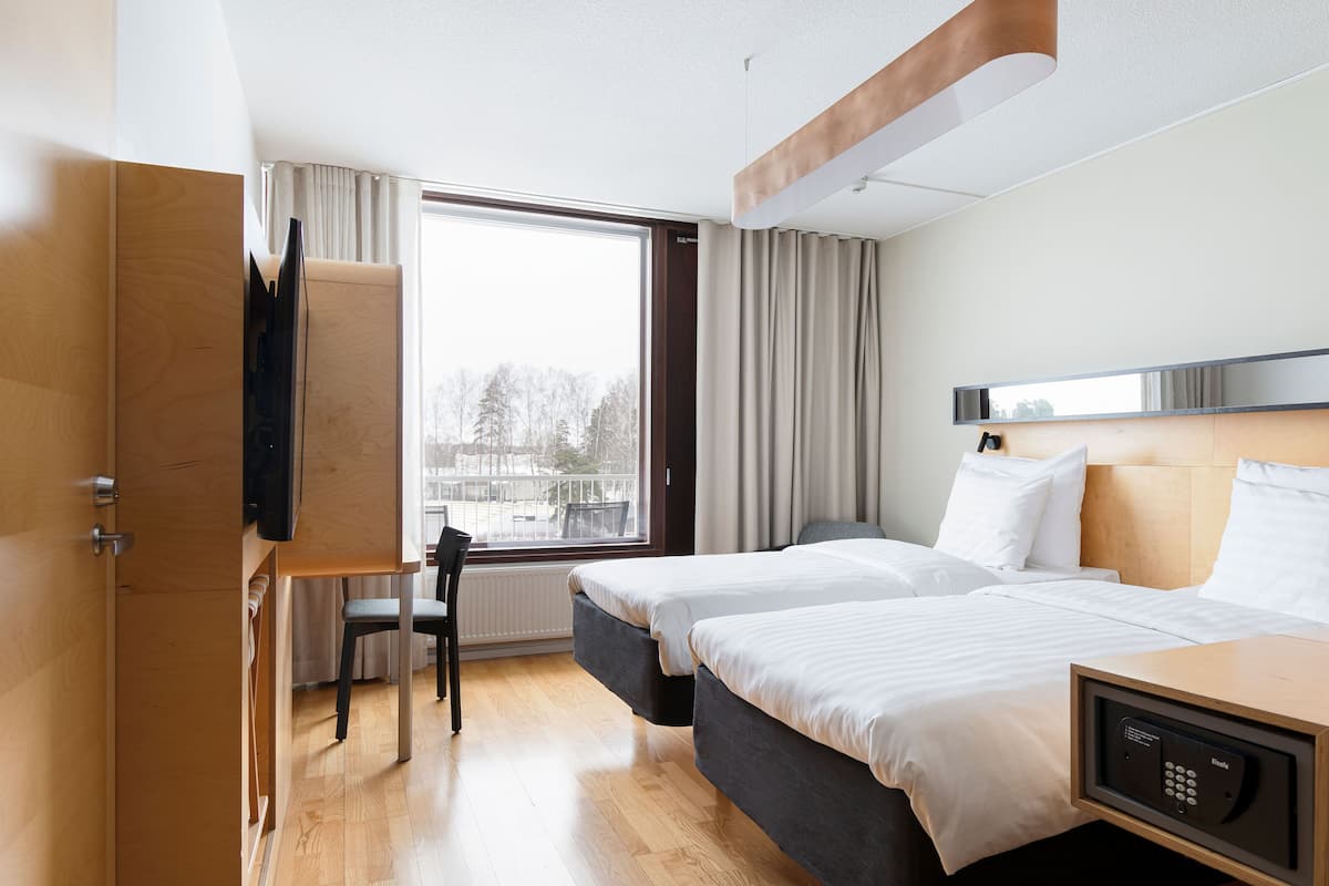 Standard Twin Room, mesra pergerakan | 1 bilik tidur, peralatan tempat tidur premium, bar mini