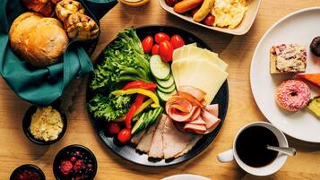 Café da manhã com buffet grátis todos os dias