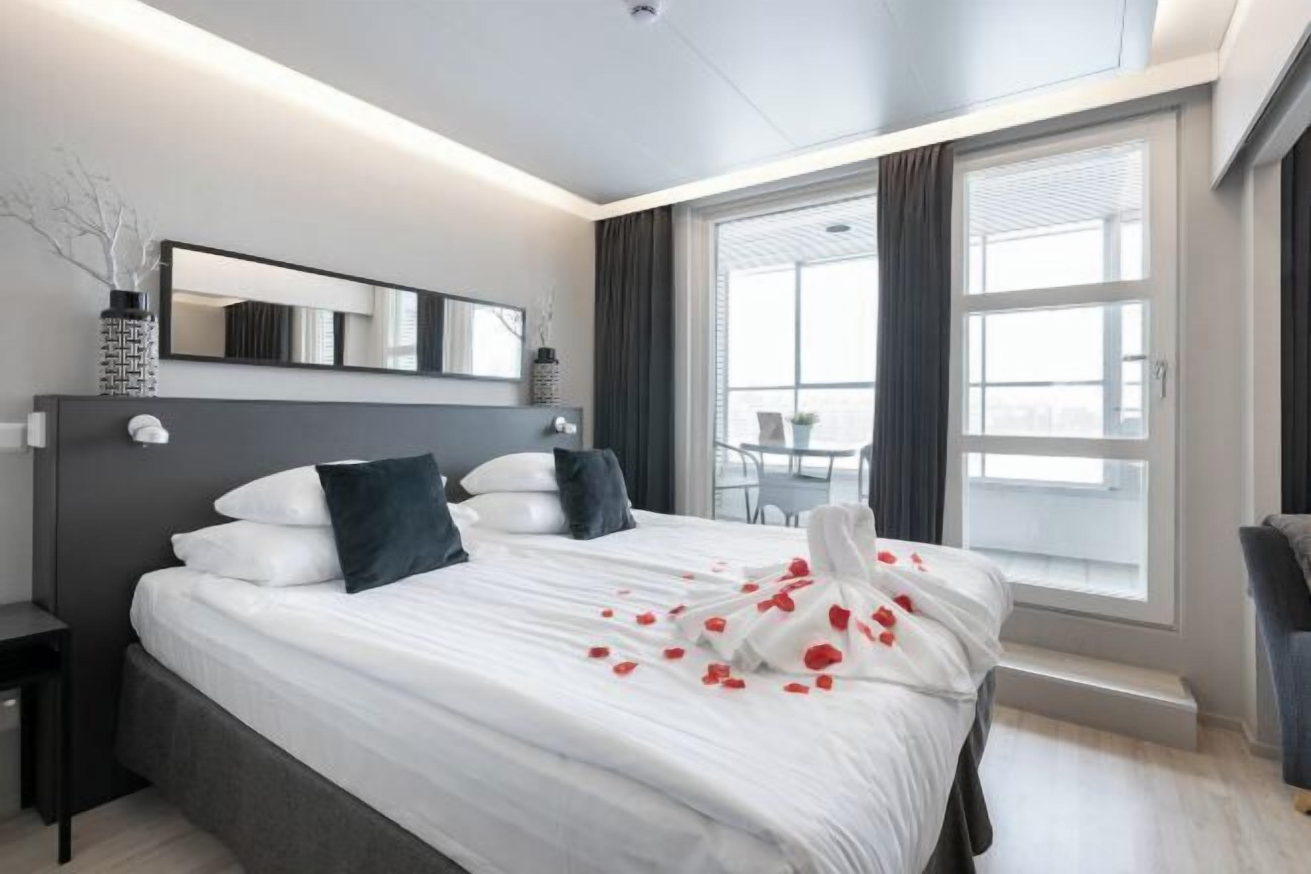 Luxe beddengoed, een kluis op de kamer, een laptopwerkplek