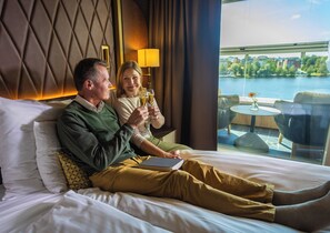 Premium bedding, in-room safe, laptop workspace, blackout curtains