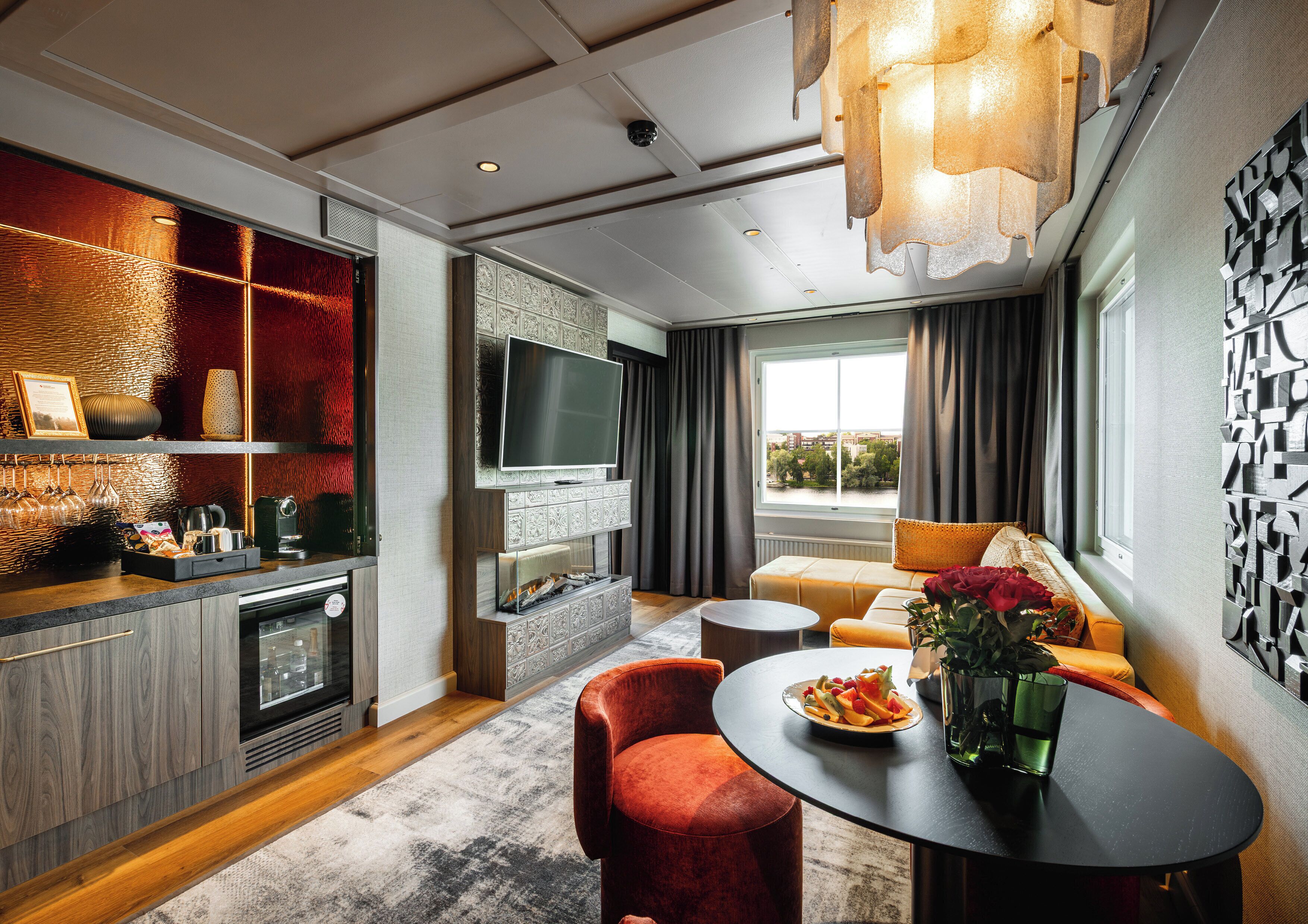 Premium bedding, in-room safe, laptop workspace, blackout drapes