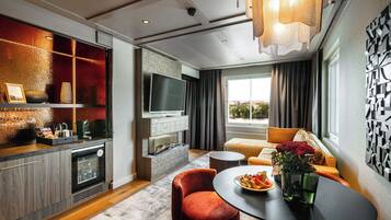 Premium bedding, in-room safe, laptop workspace, blackout drapes