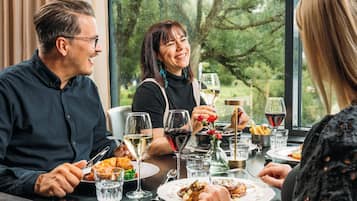 Breakfast and dinner served