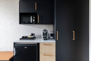 Habitación familiar (Standard) | Caja de seguridad en la habitación y escritorio 