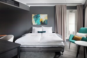 Suite junior, 1 cama King size (two extra beds possible) | Caja de seguridad en la habitación y escritorio 