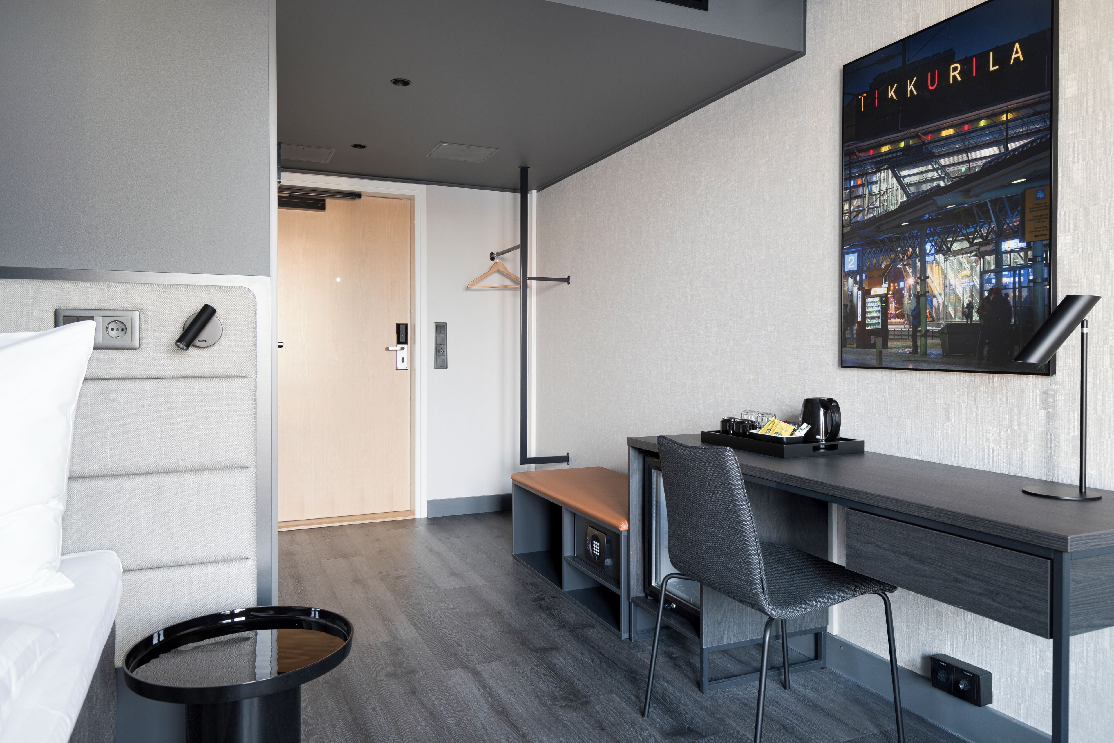 standard room, 1 queen bed | in-room safe, desk, laptop workspace, iron/ironing board