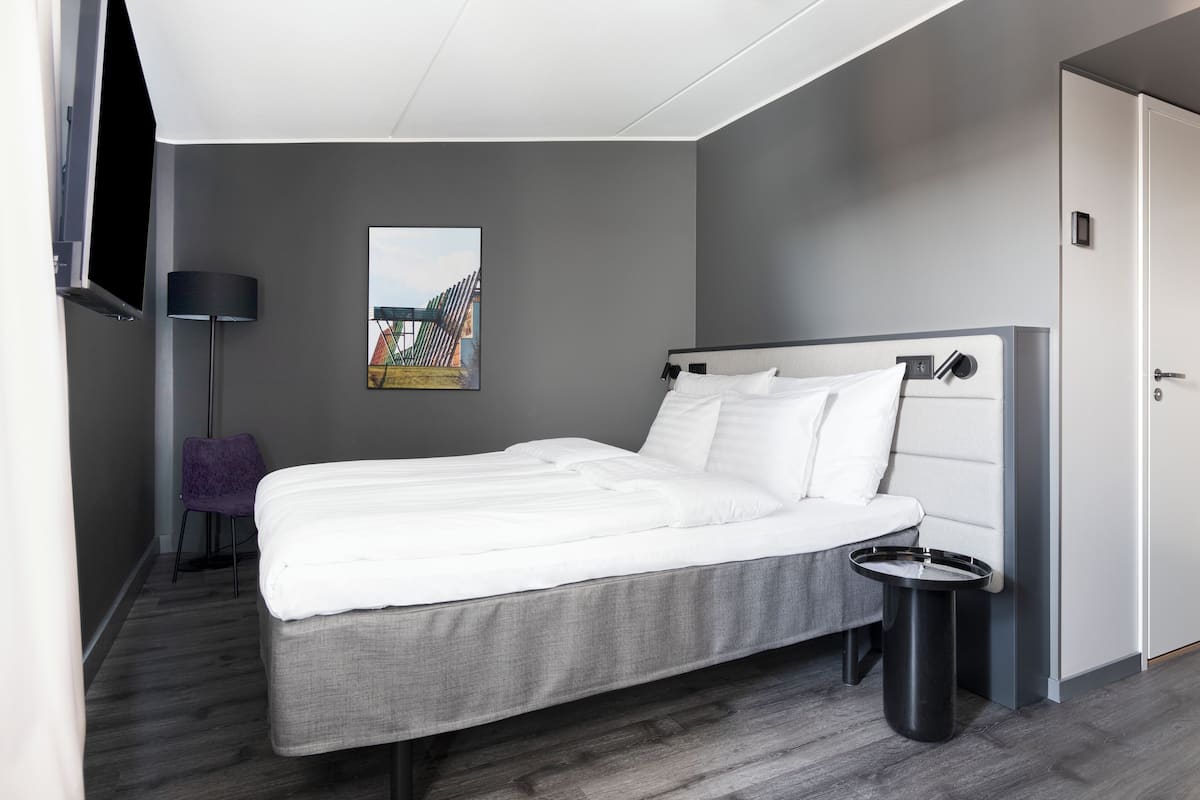 Standardzimmer, 1 Queen-Bett | Zimmersafe, Schreibtisch, laptopgeeigneter Arbeitsplatz