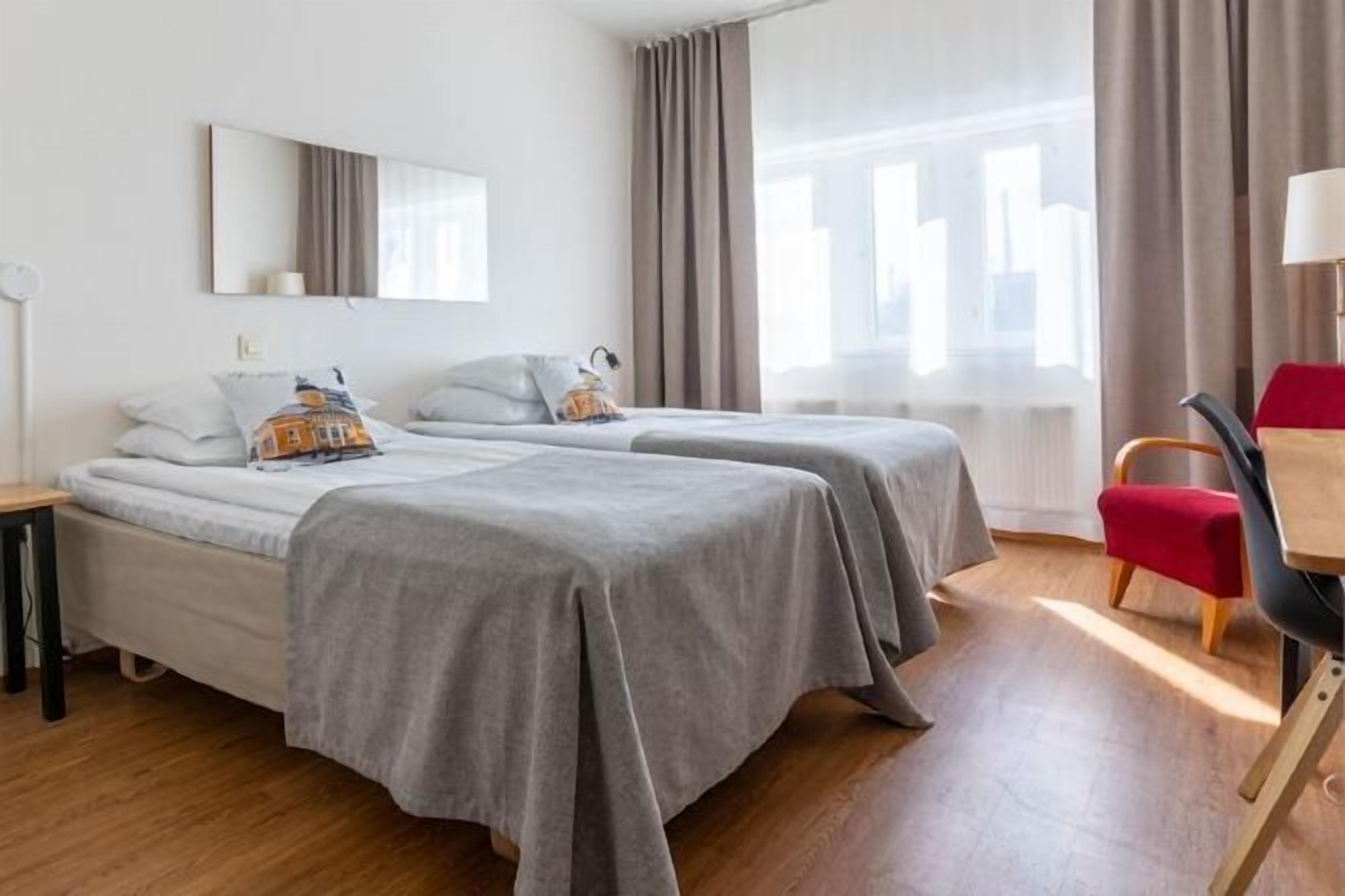 Skrivebord, strykejern/-brett og barnesenger (inkludert)