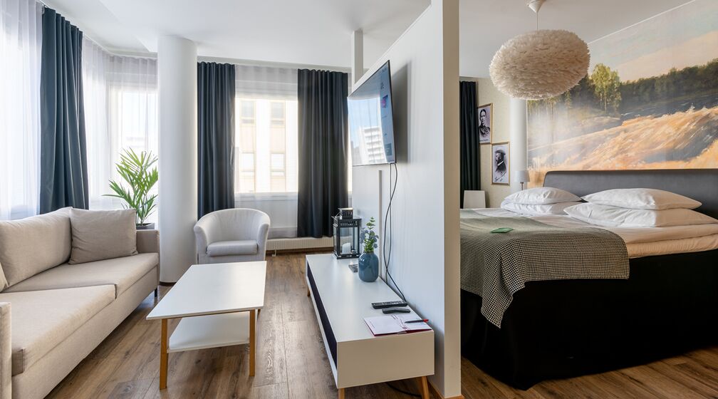 Skrivebord, strygejern/strygebræt, gratis baby-/barnesenge