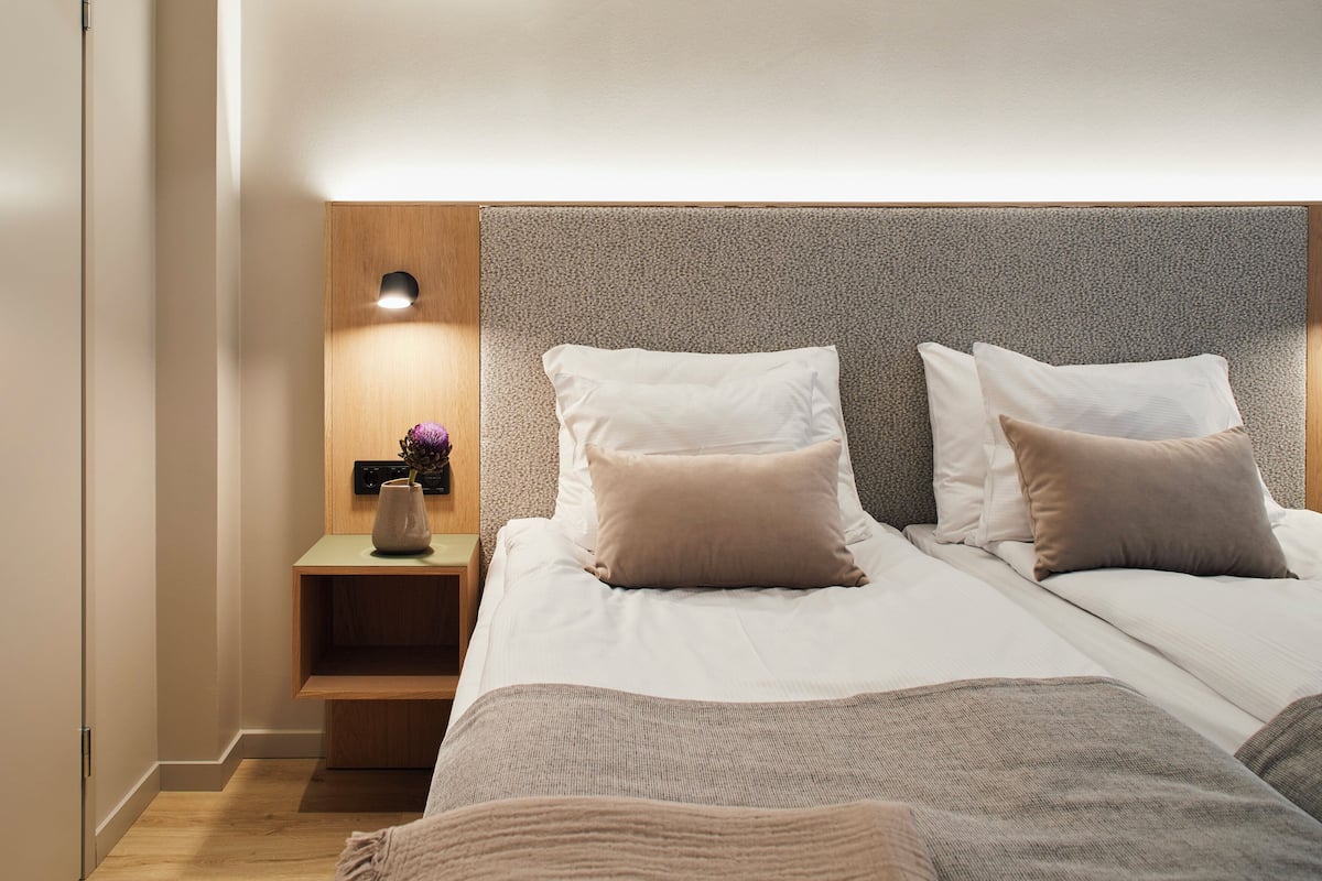 Standard Twin Room | Desk, iron/ironing board, free cribs/infant beds, rollaway beds