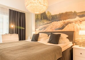 Een bureau, een strijkplank/strijkijzer, gratis babybedden