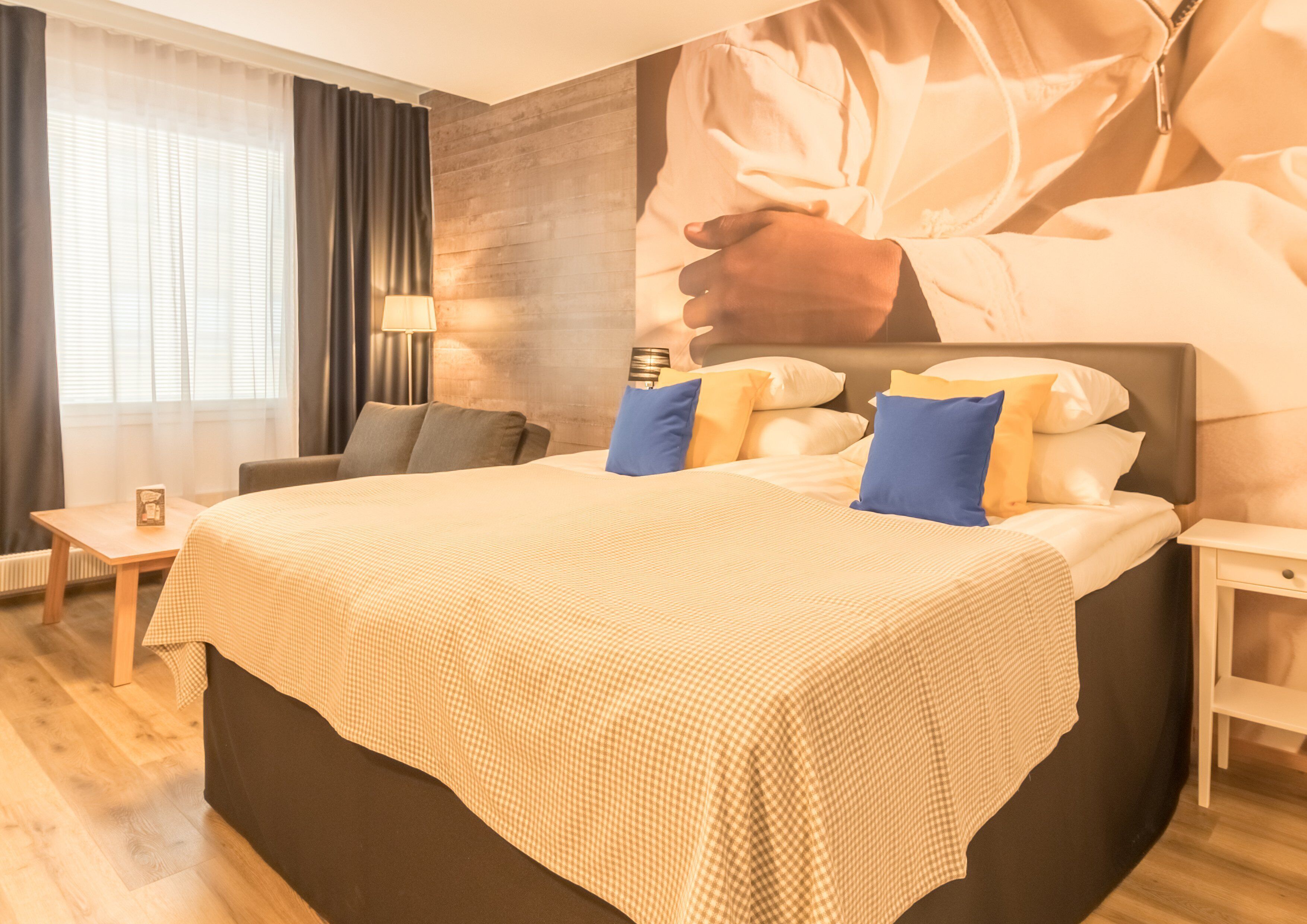 Työpöytä, silitysrauta/-lauta, ilmaiset vauvansängyt, lisävuoteet