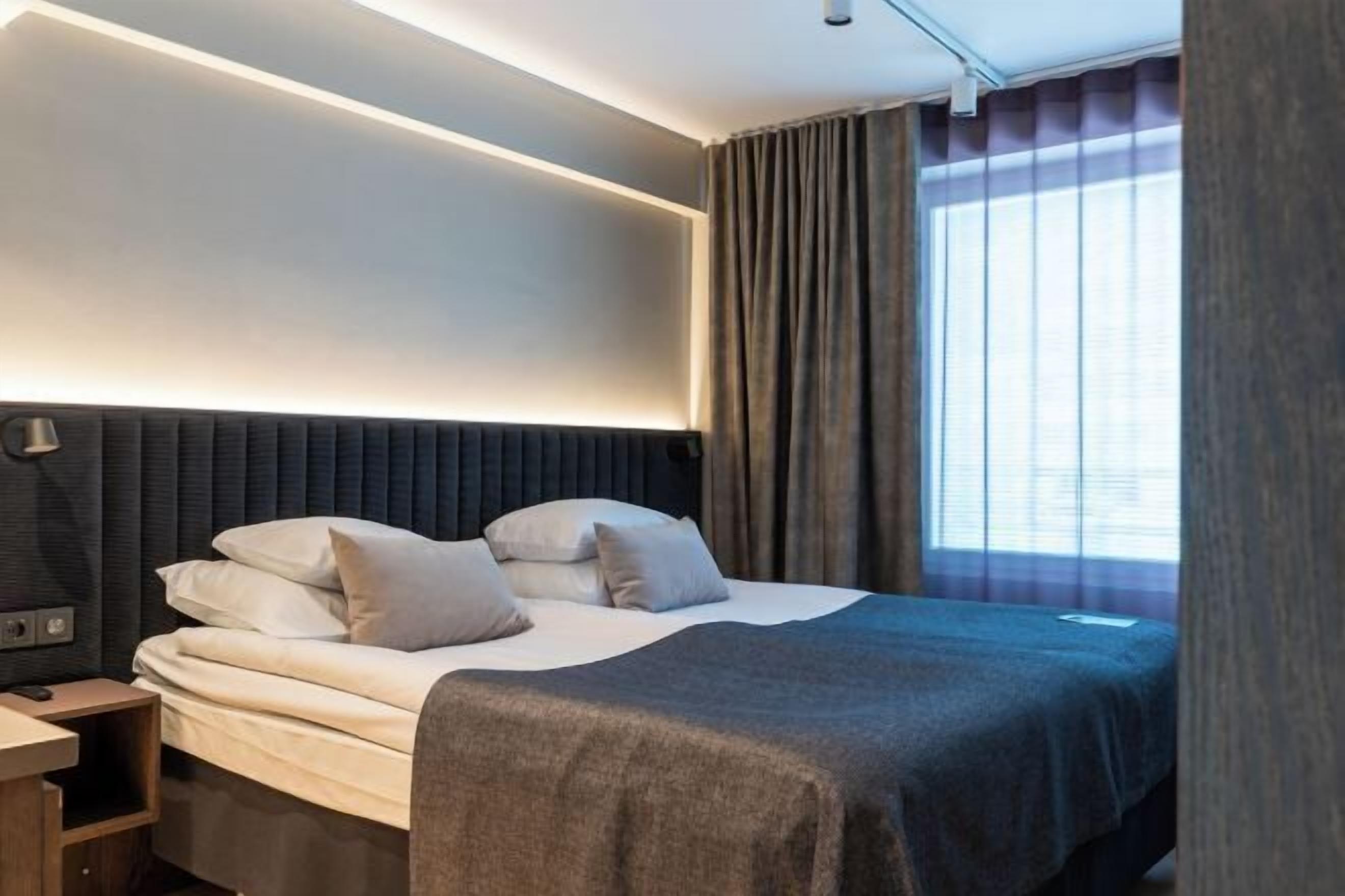 Skrivebord, strykejern/-brett og barnesenger (inkludert)