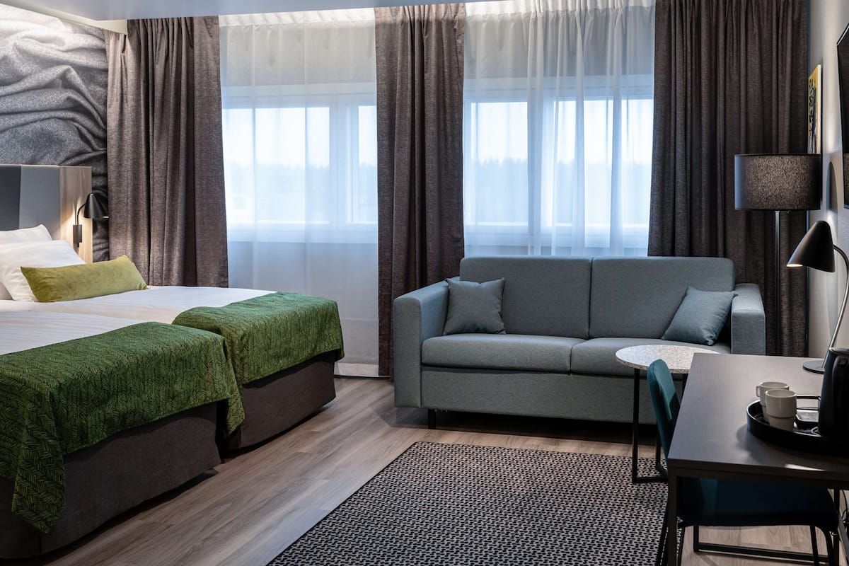 Minibar, coffres-forts dans les chambres, bureau, rideaux occultants