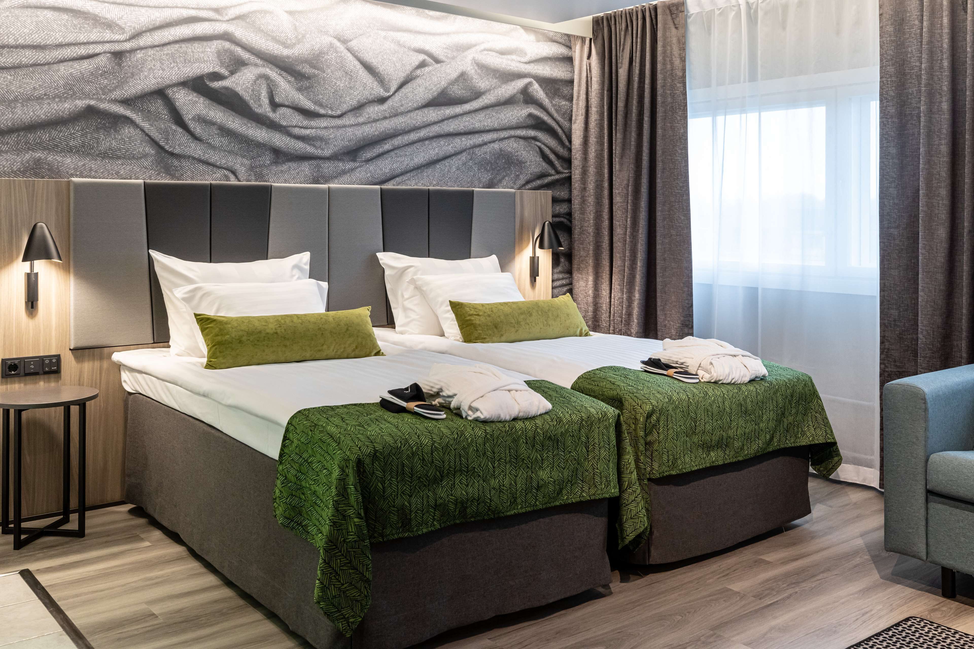 Kamar Superior (Family) | Minibar, brankas, meja kerja, dan tirai kedap cahaya