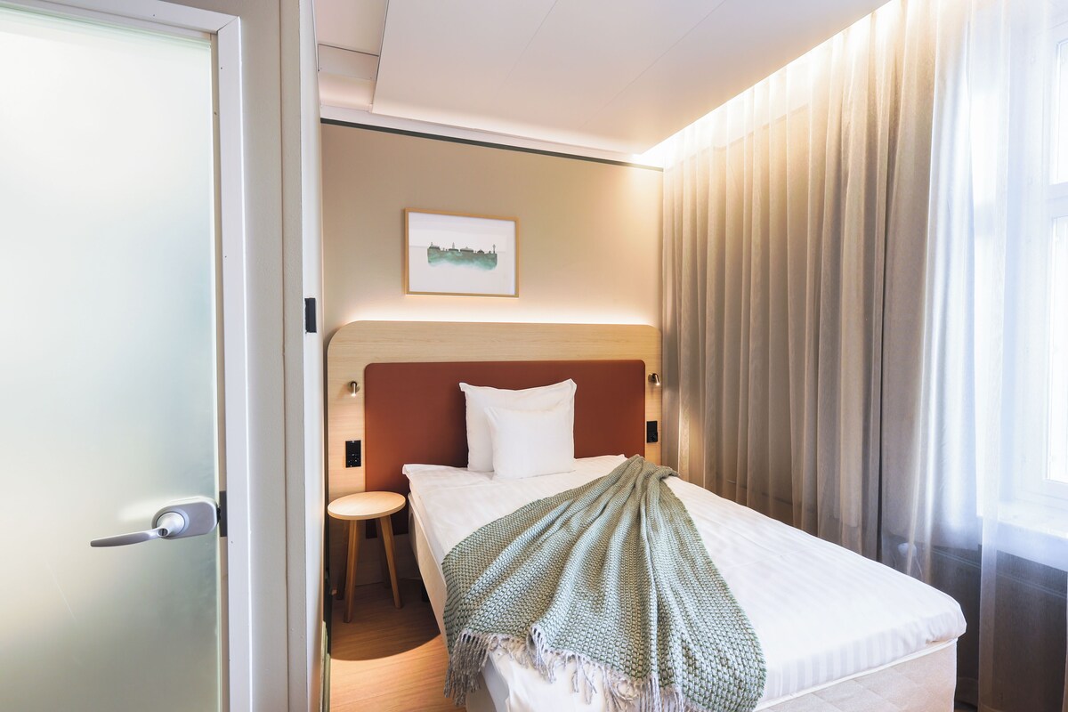 Standard Single Room | Minibar, in-room safe, desk, laptop workspace