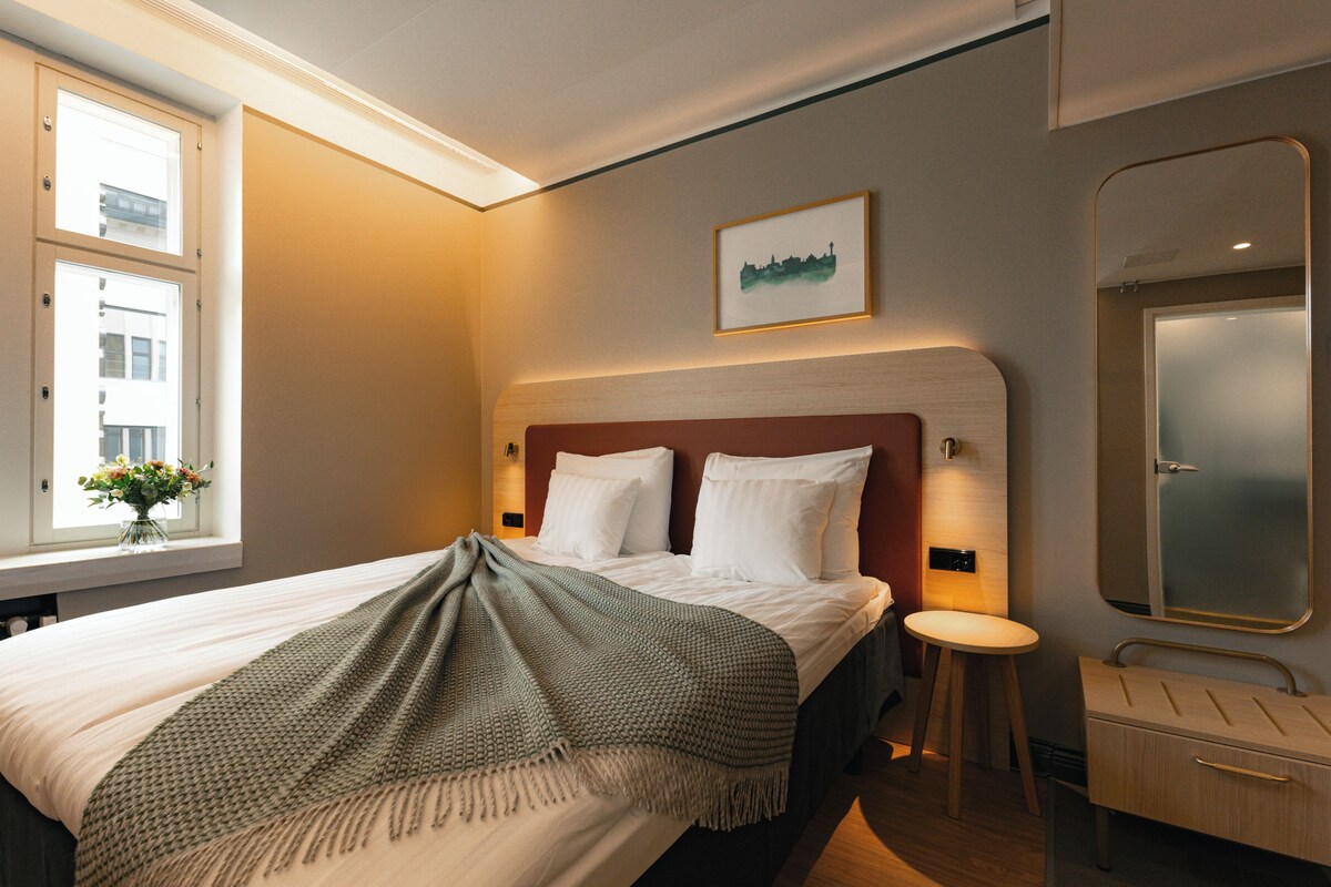 Quarto superior, 1 cama King (extra bed possibility) | Frigobar, cofres nos quartos, escrivaninha