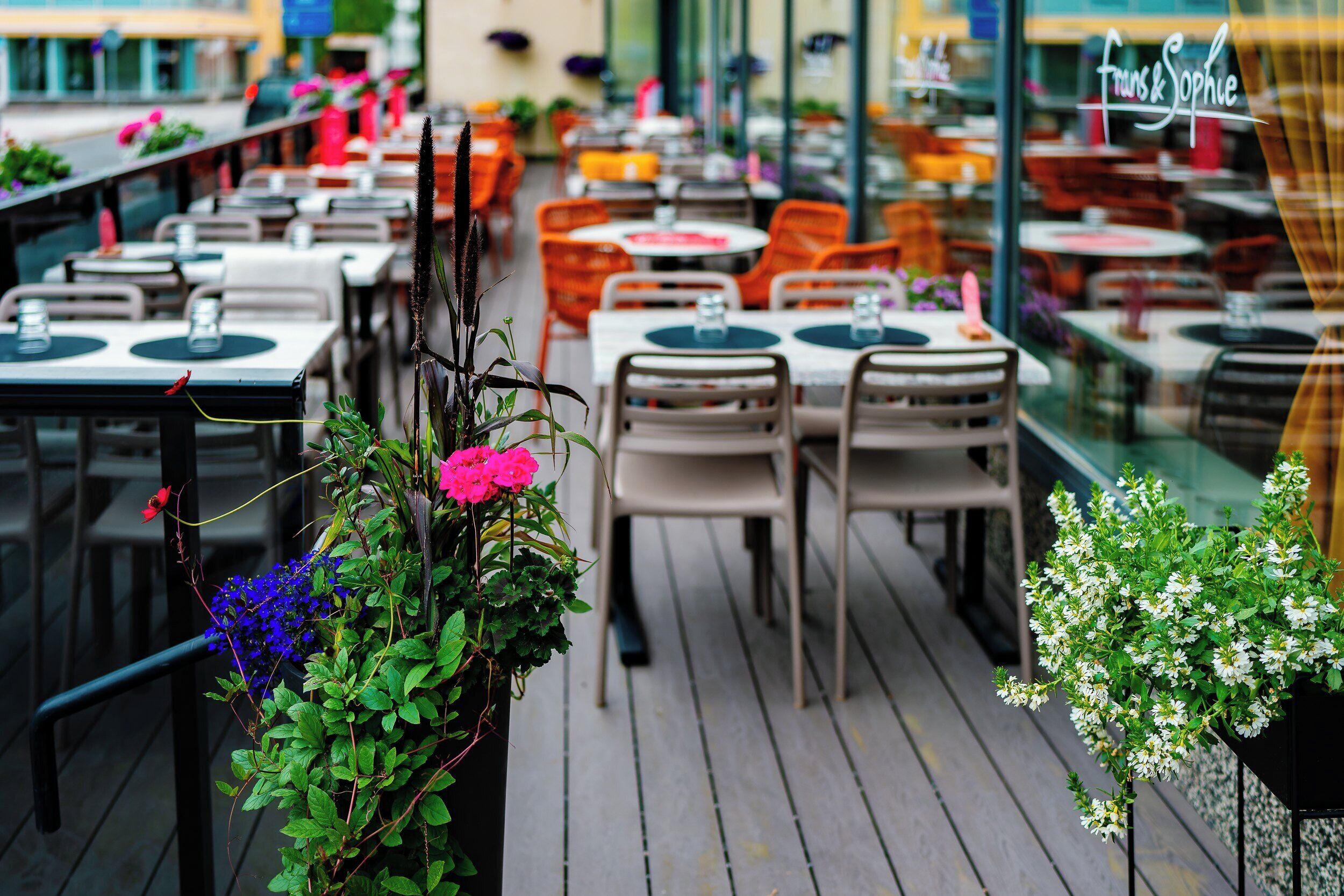 2 restaurants, breakfast, lunch, dinner served; french cuisine