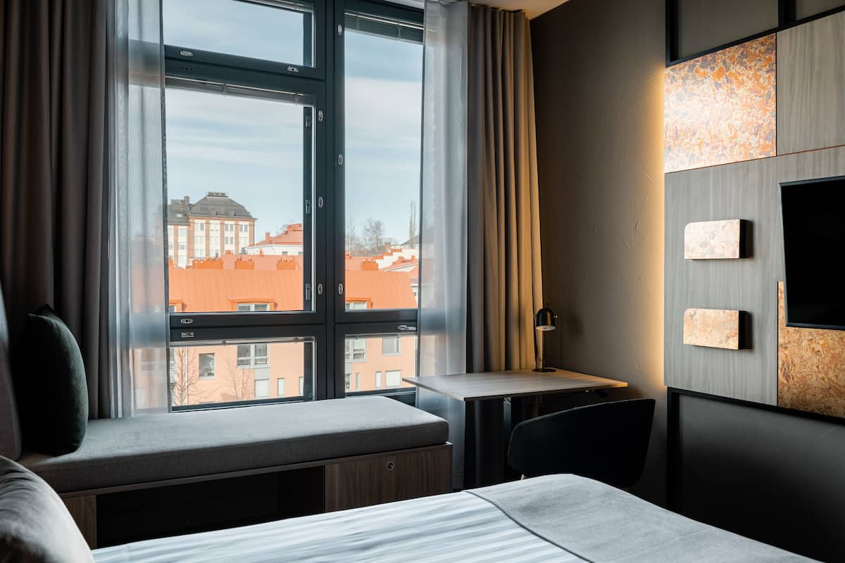 standard twin room | minibar, in-room safe, desk, laptop workspace