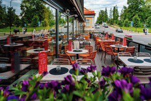 2 restaurants, breakfast, lunch, dinner served; French cuisine