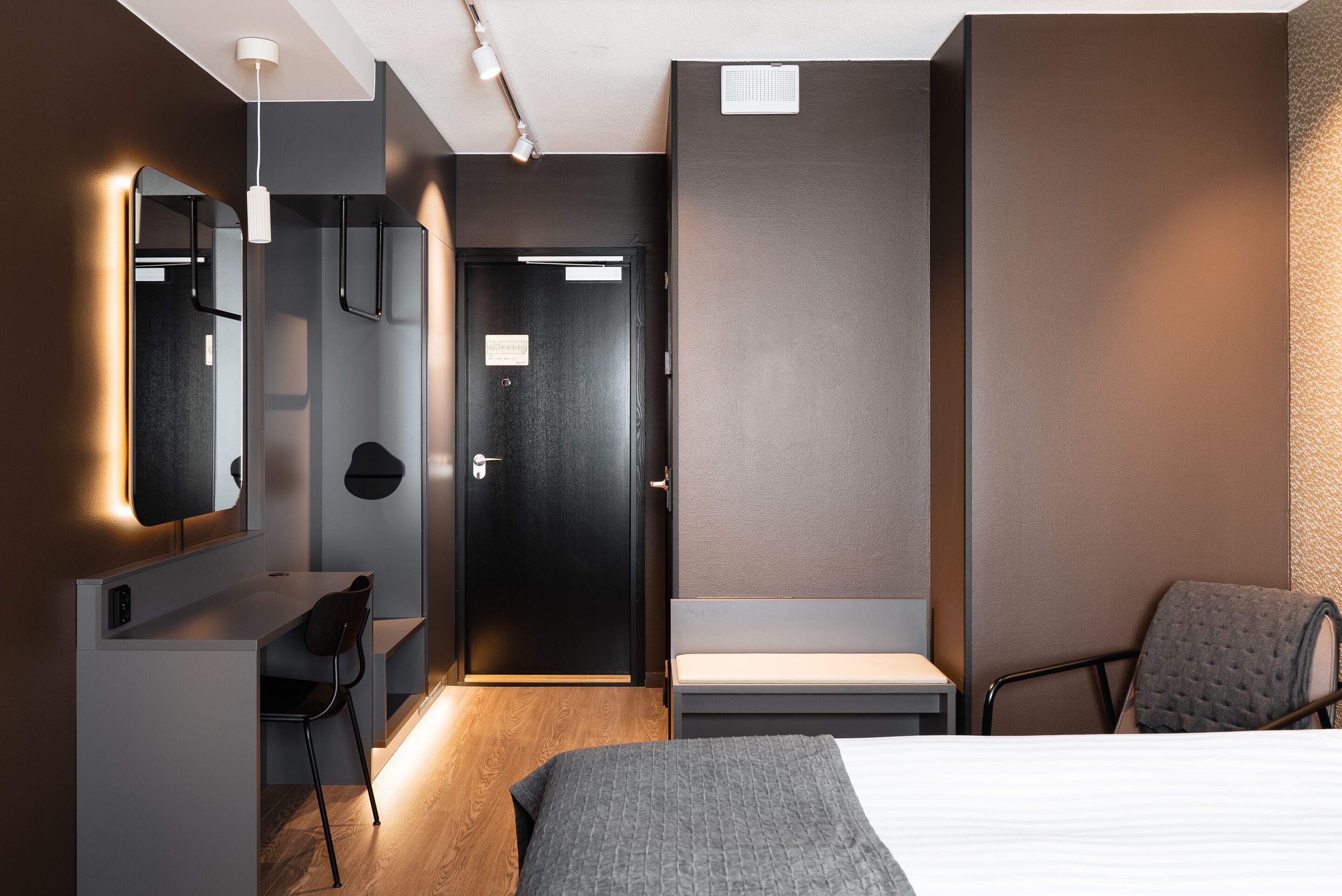 Minibar, coffres-forts dans les chambres, bureau