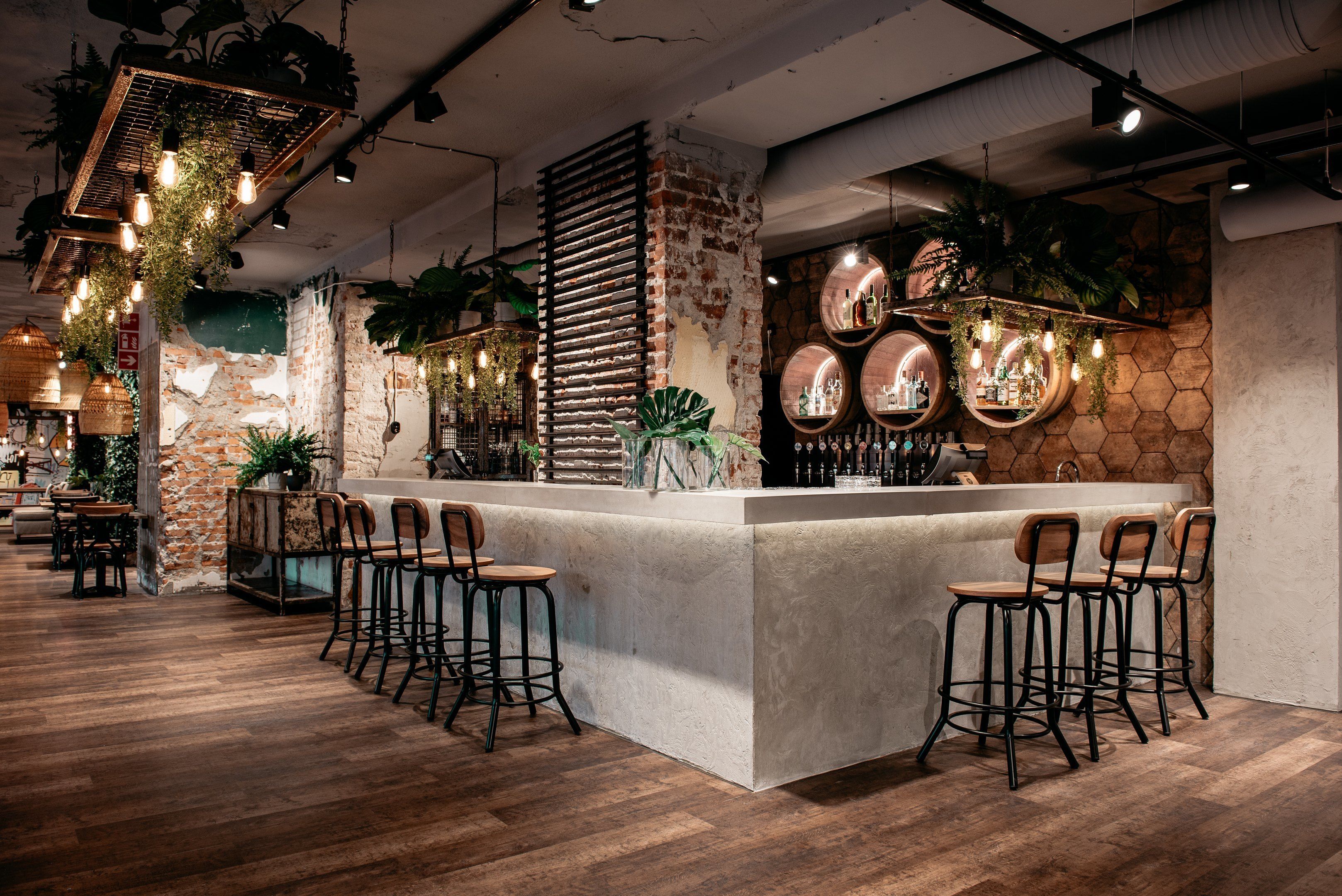 2 restaurants, breakfast, lunch, dinner served; french cuisine