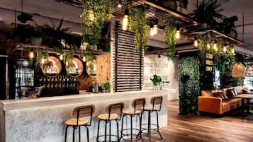 2 restaurants, breakfast, lunch, dinner served; French cuisine