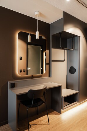 Minibar, una cassaforte in camera, una scrivania, postazione laptop