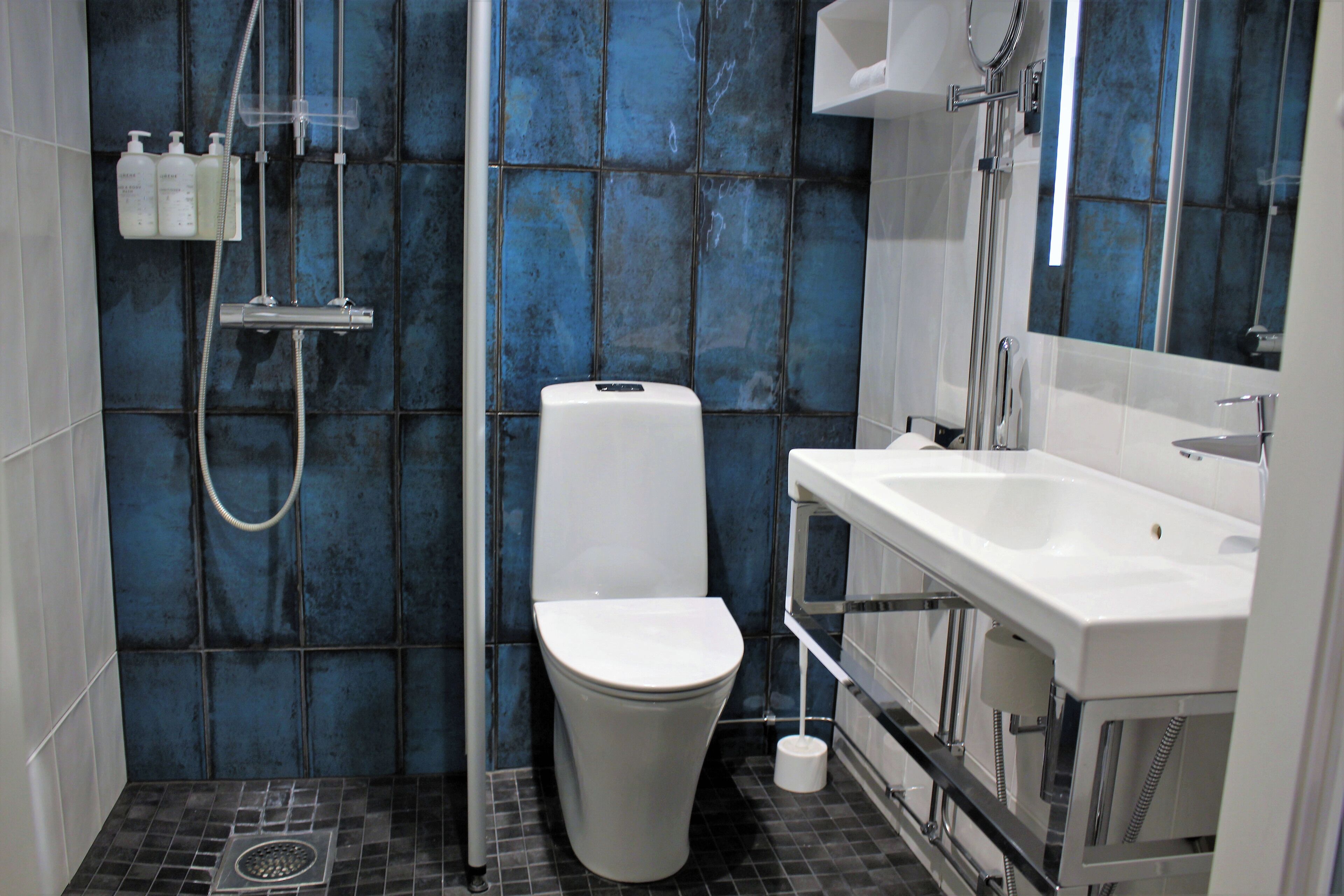 standard single room | minibar, in-room safe, desk, laptop workspace