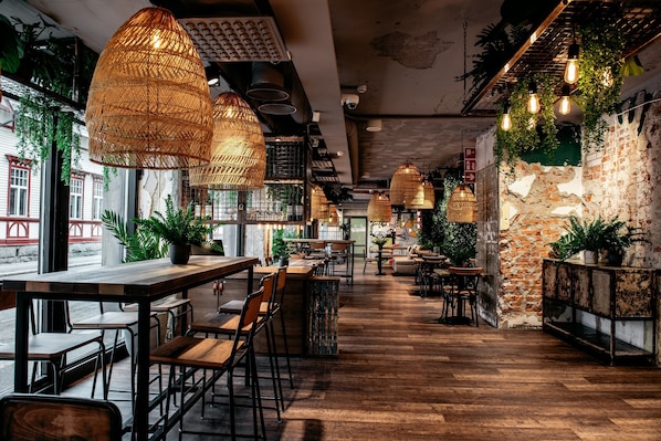 2 Restaurants, Frühstück, Mittagessen, Abendessen, französische Küche