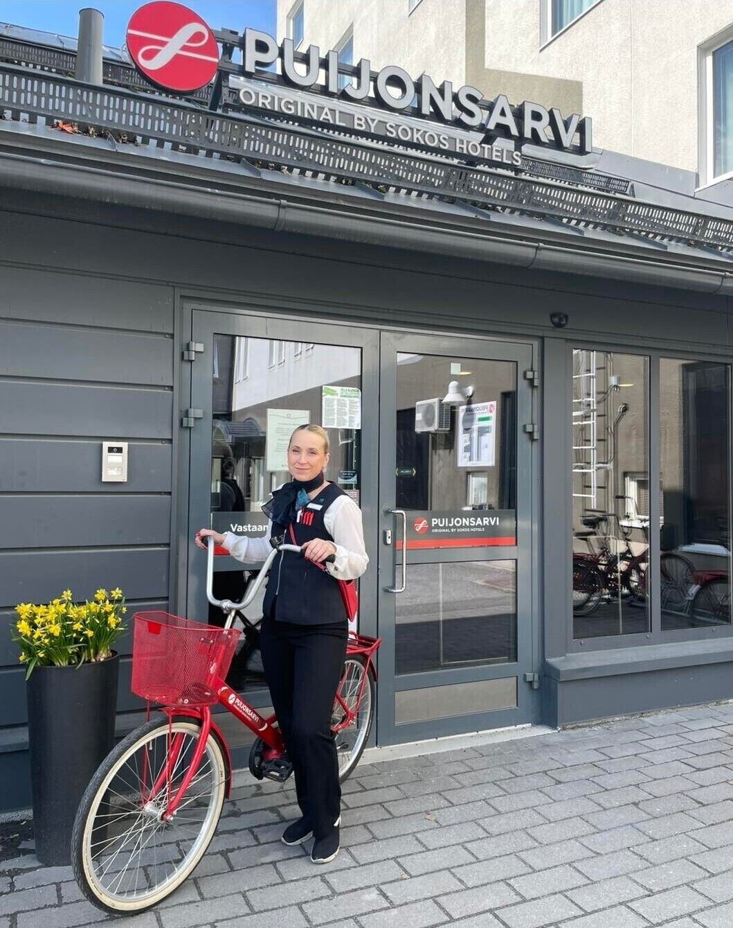 A hotel entrance with a sign reading "PUIJONSARVI ORIGINAL BY SOKOS HOTELS".