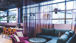 Un área de descanso moderna con un sofá, sillones y una mesita.