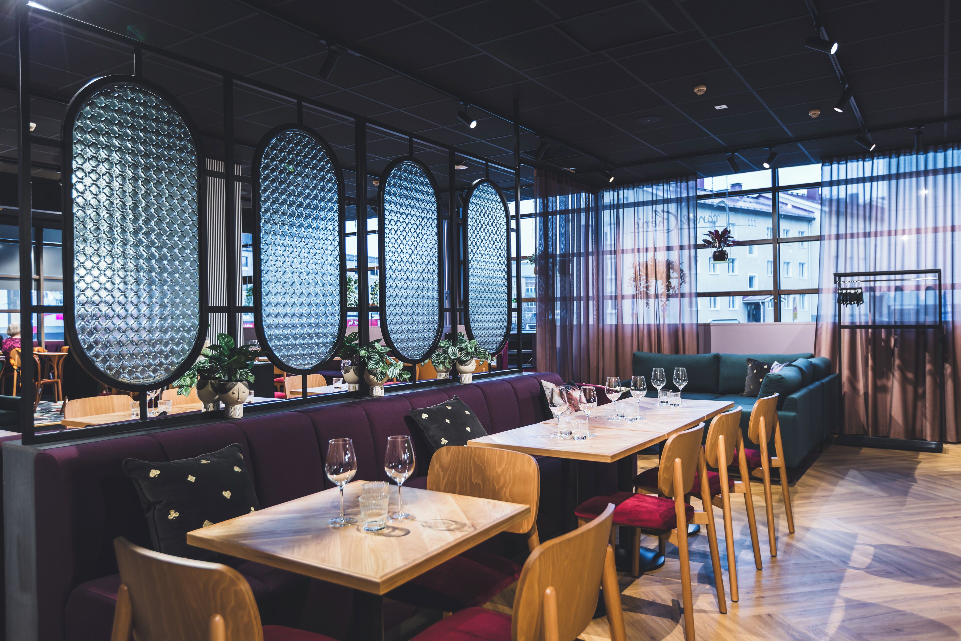 2 间餐厅，供应早餐、午餐和晚餐，法国菜