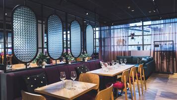 2 restaurants servant le petit déjeuner, spécialités Cuisine française