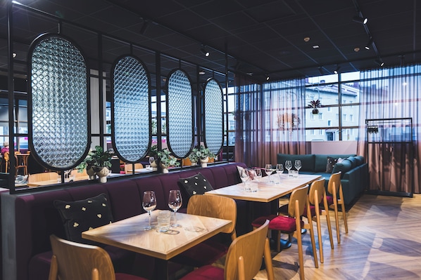 2 Restaurants, Frühstück, Mittagessen, Abendessen, französische Küche