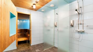 Douche, sèche-cheveux, serviettes fournies