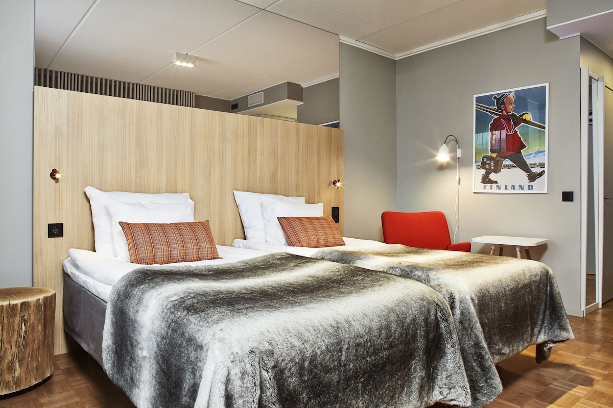 Minibar, iron/ironing board, cribs (free), WiFi (free)