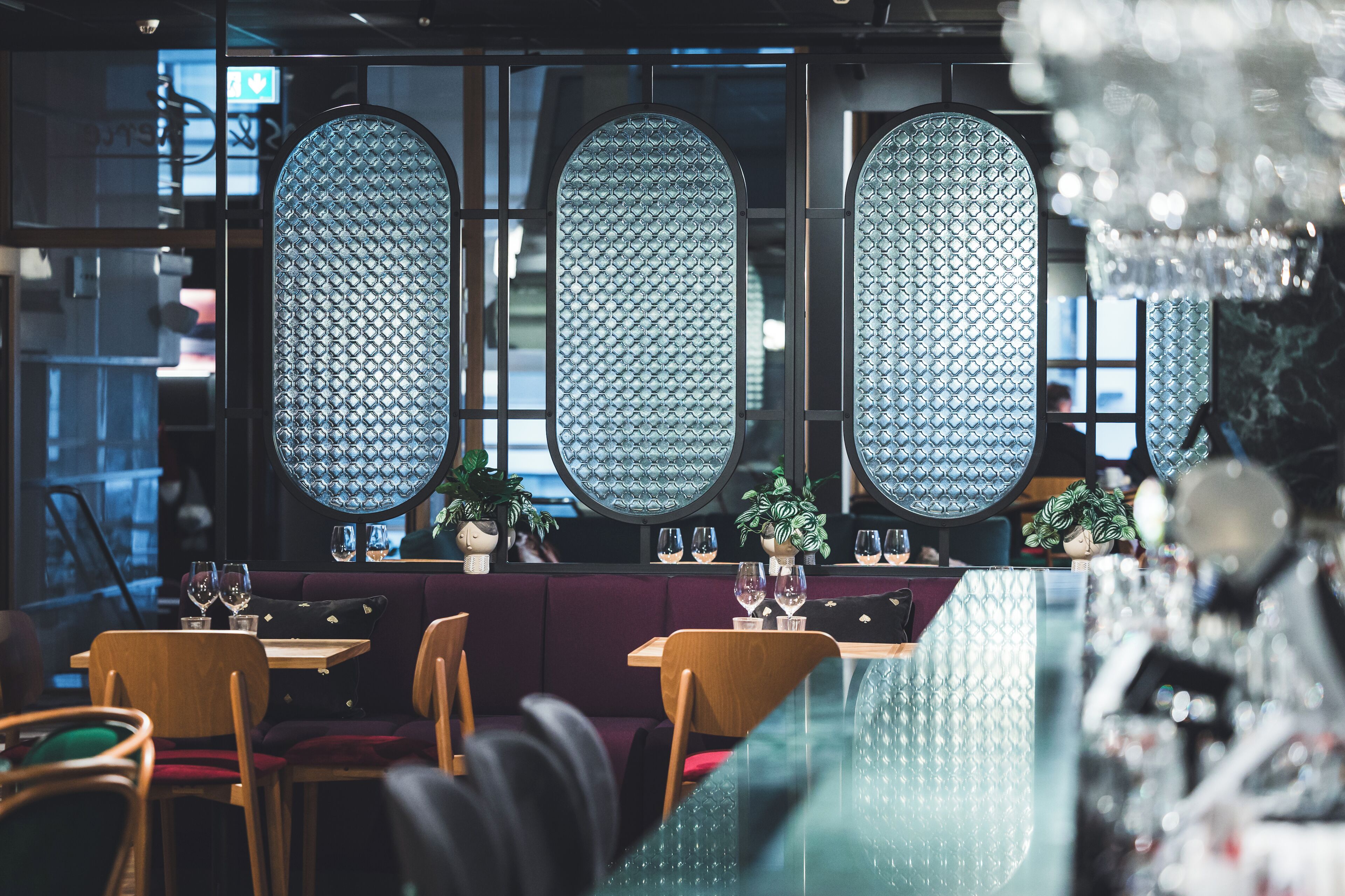 2 restaurantes; se sirven desayunos, almuerzos, cenas y cocina francesa 