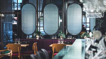 2 restaurants servant le petit déjeuner, spécialités Cuisine française