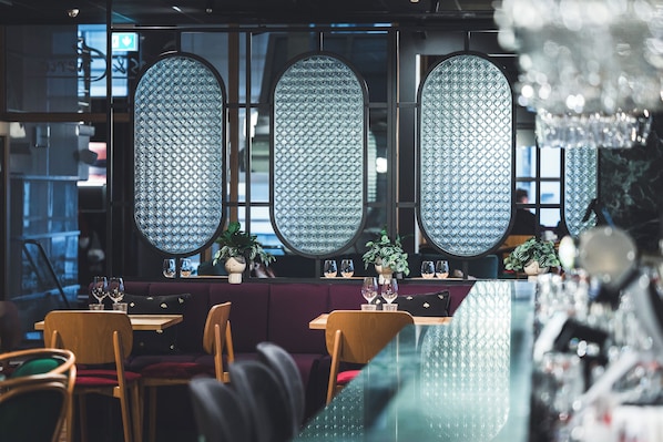 2 restaurantes, se sirven desayunos, comidas, cenas y cocina francesa