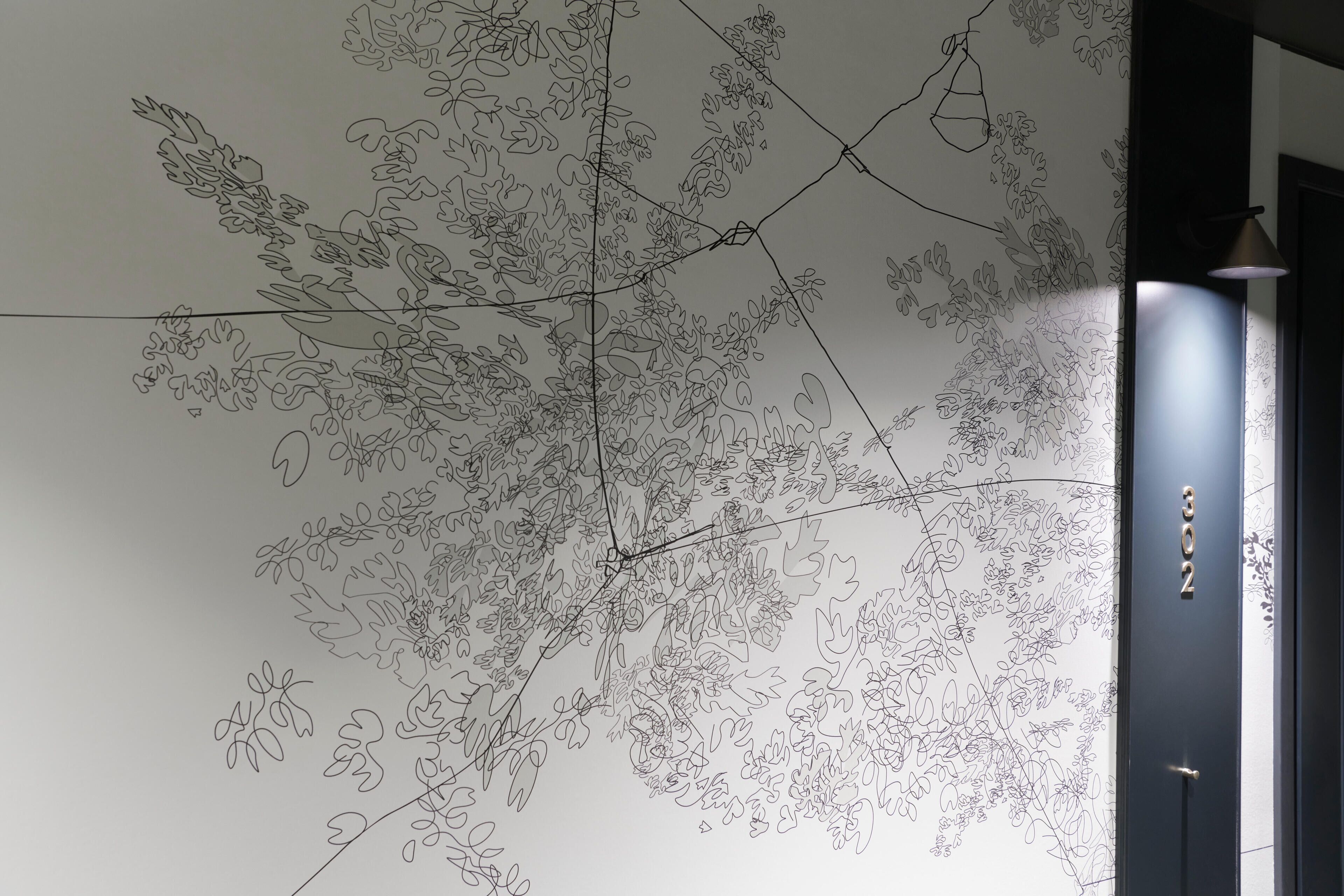 Una pared con un diseño de líneas florales.
