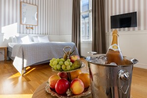 Escritorio, wifi gratis y ropa de cama 