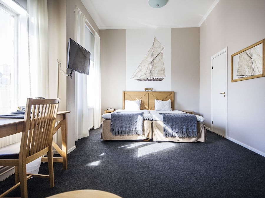 Escritorio, wifi gratis y ropa de cama